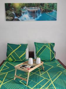 um quarto com uma cama com uma mesa em Serenity Tartane em Tartane
