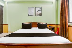 a bedroom with a large bed in a room at Hotel O New Yatra Residency in Patna +24 photos