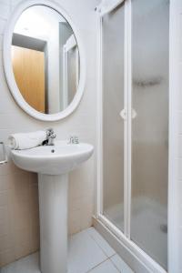 Koupelna v ubytování Aspen - By CARDI Suites + 9 fotografií