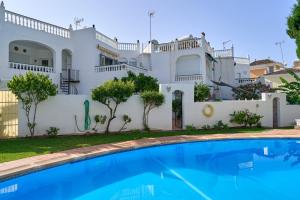 una casa con piscina delante en Casa Alina, en Nerja