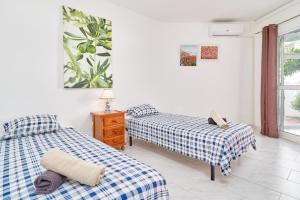 Un dormitorio con dos camas y una ventana en Casa Alina, en Nerja 27 fotos más