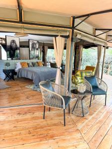 Ein Sitzbereich in der Unterkunft Olkinyei Mara Tented Camp