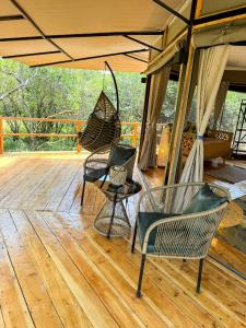 Ein Balkon oder eine Terrasse in der Unterkunft Olkinyei Mara Tented Camp