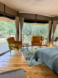 Ein Sitzbereich in der Unterkunft Olkinyei Mara Tented Camp