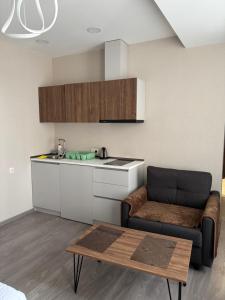 una cucina con un divano e un tavolo in una stanza di Crystal Loft a Bakuriani
