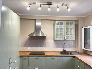 eine Küche mit Spüle und Herd Oberer Backofen in der Unterkunft Apartamento Sol de Maro in Maro