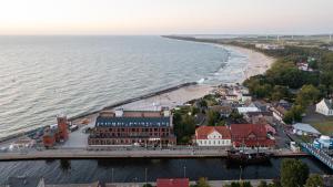 - une vue aérienne sur une ville à côté de l'océan dans l'établissement DreamHouse Apartament BURSZTYNOWY ul Wschodnia 12, Darłówko Wschodnie, à Darłówko 8 autres photos