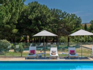 Bazén v ubytování Hilton Garden Inn Marseille Provence Airport nebo v jeho okolí