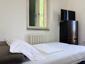Una cama o camas en una habitación de Loft Panoramico a due passi dalla stazione