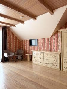 a living room with a television on a wall at Kurenas in Juodkrantė