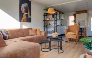 a living room with a couch and a table and a kitchen at Vakantiewoning aan De Grevelingen in Bruinisse