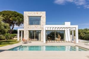 Бассейн в Oceanids Luxury Villas, By ThinkVilla или поблизости