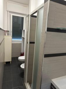 ein Badezimmer mit zwei Toiletten und einem Fenster in der Unterkunft Cataleia in Biella