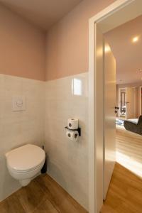 a small bathroom with a toilet and a tub at Little Jack Boutique Studios in Valkenburg