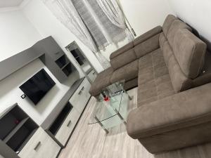 ein Wohnzimmer mit Sofa und Glastisch in der Unterkunft Cataleia in Biella