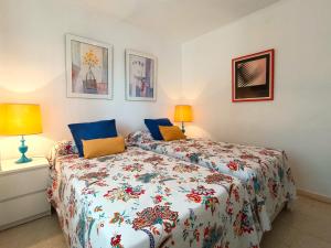 a bedroom with two beds and two lamps at Apartamento frente al mar con vistas al Océano Atlántico in Isla Cristina
