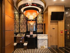 un hall d'entrée avec un grand lustre et un hall dans l'établissement APA Hotel Nihombashi Bakurocho Ekikita, à Tokyo