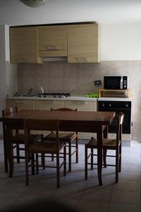 Kuchyň nebo kuchyňský kout v ubytování La Maison Jaune