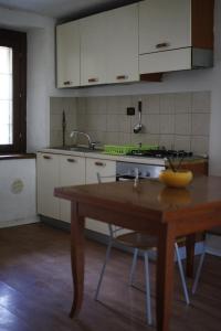 Kuchyň nebo kuchyňský kout v ubytování La Maison Jaune