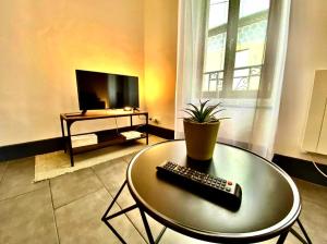 TV a/nebo společenská místnost v ubytování Chez Joyce - T2 Cosy & Moderne - Climatisé - Proche de la Cité médiévale