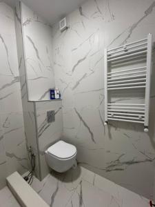 ItʼkhvisiDS & Sea Suites Batumi的一间带卫生间和大理石墙的浴室 更多18张照片