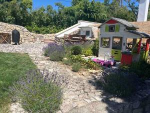 A garden outside Panorama Vine House