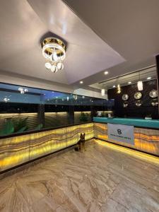 Un vestíbulo con un perro sentado en el suelo. en Hotel Sahar Garden Near Mumbai International Airport, en Bombay