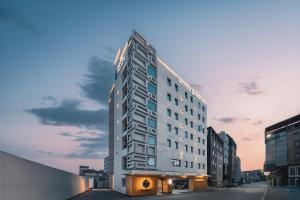 庆州Hotel Palace Gyeongju的城市酒店建筑的 ⁇ 染