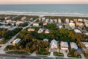una vista aérea de un barrio residencial con la playa en Sun Seekers Beach House- Steps from Butler Beach, en St. Augustine