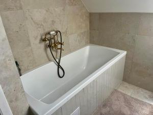 A bathroom at Panorama Vine House