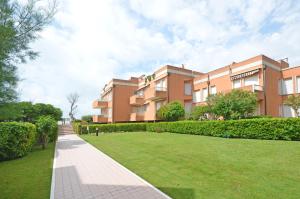 a building with a lawn in front of it at Residence Garuda in Cavallino-Treporti
