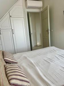 A bed or beds in a room at Panorama Vine House