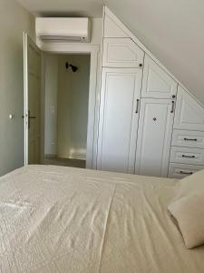 A bed or beds in a room at Panorama Vine House