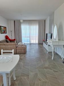 een woonkamer met een bank en een tafel bij Ada’s house in Durrës