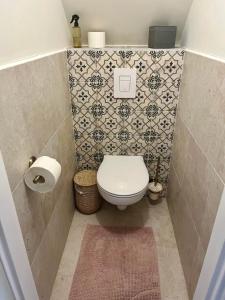 A bathroom at Panorama Vine House