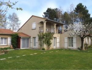 a large house with a green lawn in front of it at Les Cigales in Montélier
