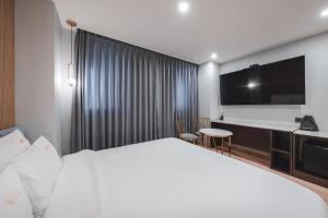 Hotel Palace Gyeongju的电视和/或娱乐中心