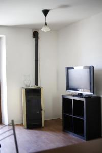 TV a/nebo společenská místnost v ubytování La Maison Jaune