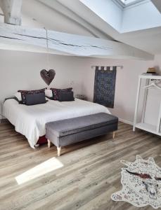 Ένα ή περισσότερα κρεβάτια σε δωμάτιο στο La Loge du Grand Cèdre, gîte de charme