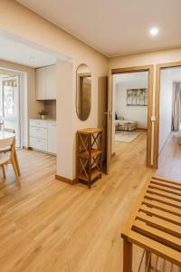 a living room with a table and a kitchen at Apartamentų nuoma Juodkrantėje in Juodkrantė