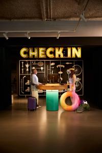 Ein Mann und eine Frau stehen vor einem Check-in-Schild in der Unterkunft HUP in Mierlo + 37 Fotos