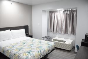 a hotel room with a bed and a window at Motel 6 Idabel, OK in Idabel +25 photos