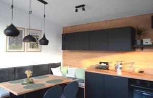 une cuisine avec une table, des chaises et un comptoir dans l'établissement Turmquartier Weinsberg, à Weinsberg 22 autres photos