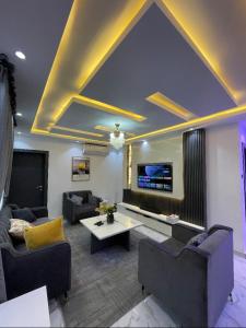 TV a/nebo společenská místnost v ubytování HOMEWORTH SPACES - Shortlet Apartmemt