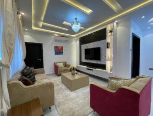 TV a/nebo společenská místnost v ubytování HOMEWORTH SPACES - Shortlet Apartmemt
