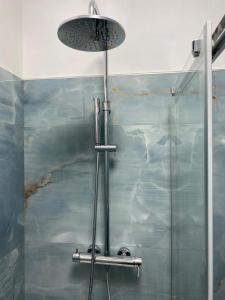 y baño con ducha y pared azul. en Veyana House, en Verona