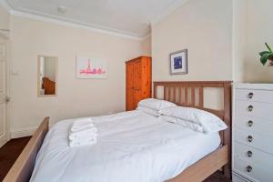 Postel nebo postele na pokoji v ubytování Convenient 4 Bed Homely Retreat in Wolverhampton