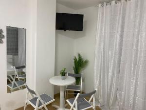 Una habitación con una mesa y sillas y una ventana. en Veyana House, en Verona