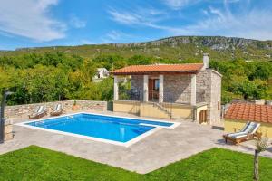 Bazén v ubytování Holiday home in Barci 39271 nebo v jeho okolí