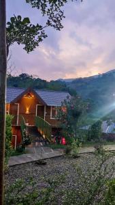 una casa con vista su una montagna di Don's River Valley Jungle Resort a Maraiyūr